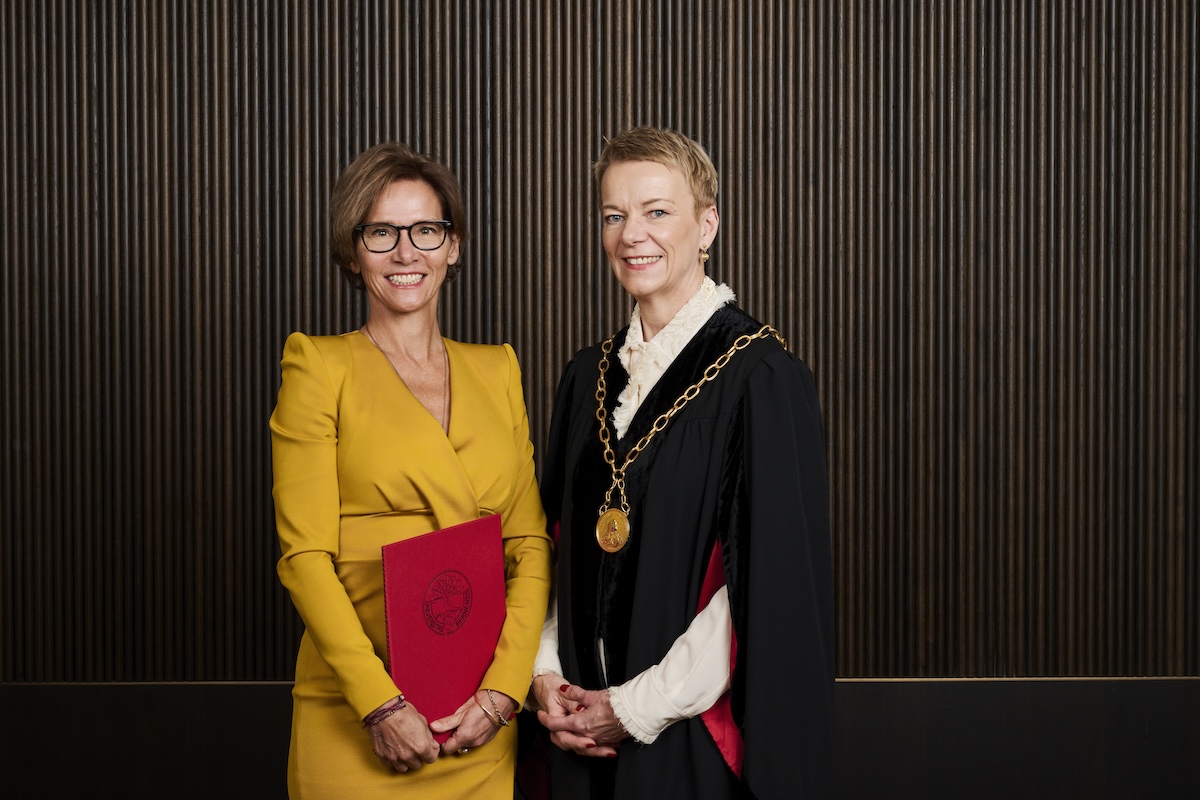 Hans Sigrist laureate Christina Voigt with Virginia Richter, Rector of the University of Bern