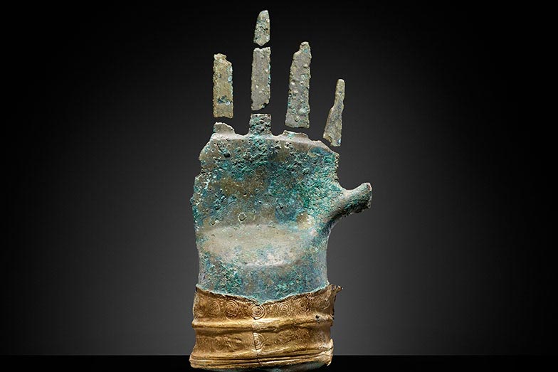 bronze hand of Prêles